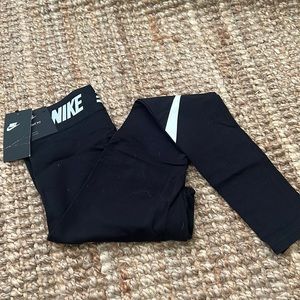 Nike Tight Fit Swoosh Leggings